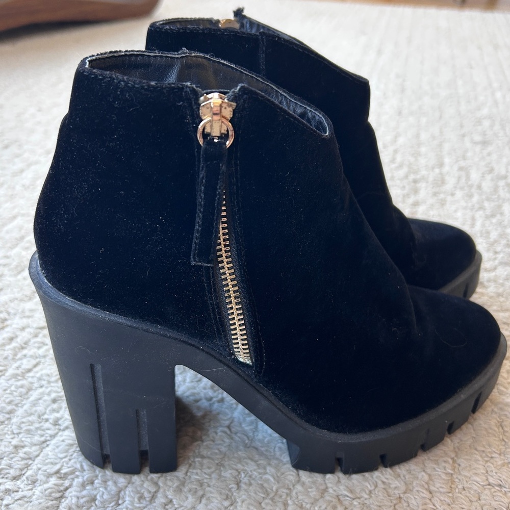 F21 Black Velvet Platform Heeled Booties - Picture 3 of 9